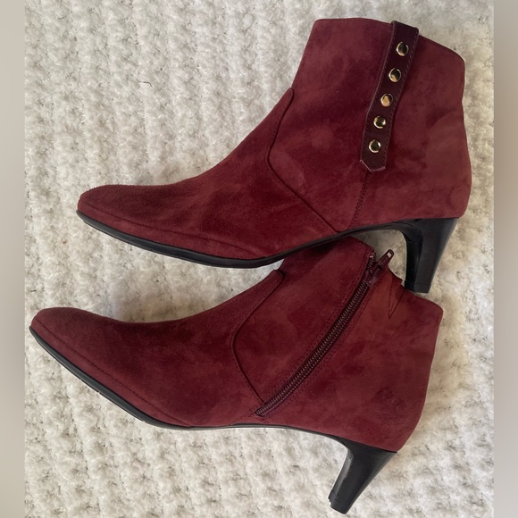 Tacoma Burgundy Suede Comfortiva 2 Inch Heel Studded Ankle Boot Sz 8 1/2 - Picture 4 of 13